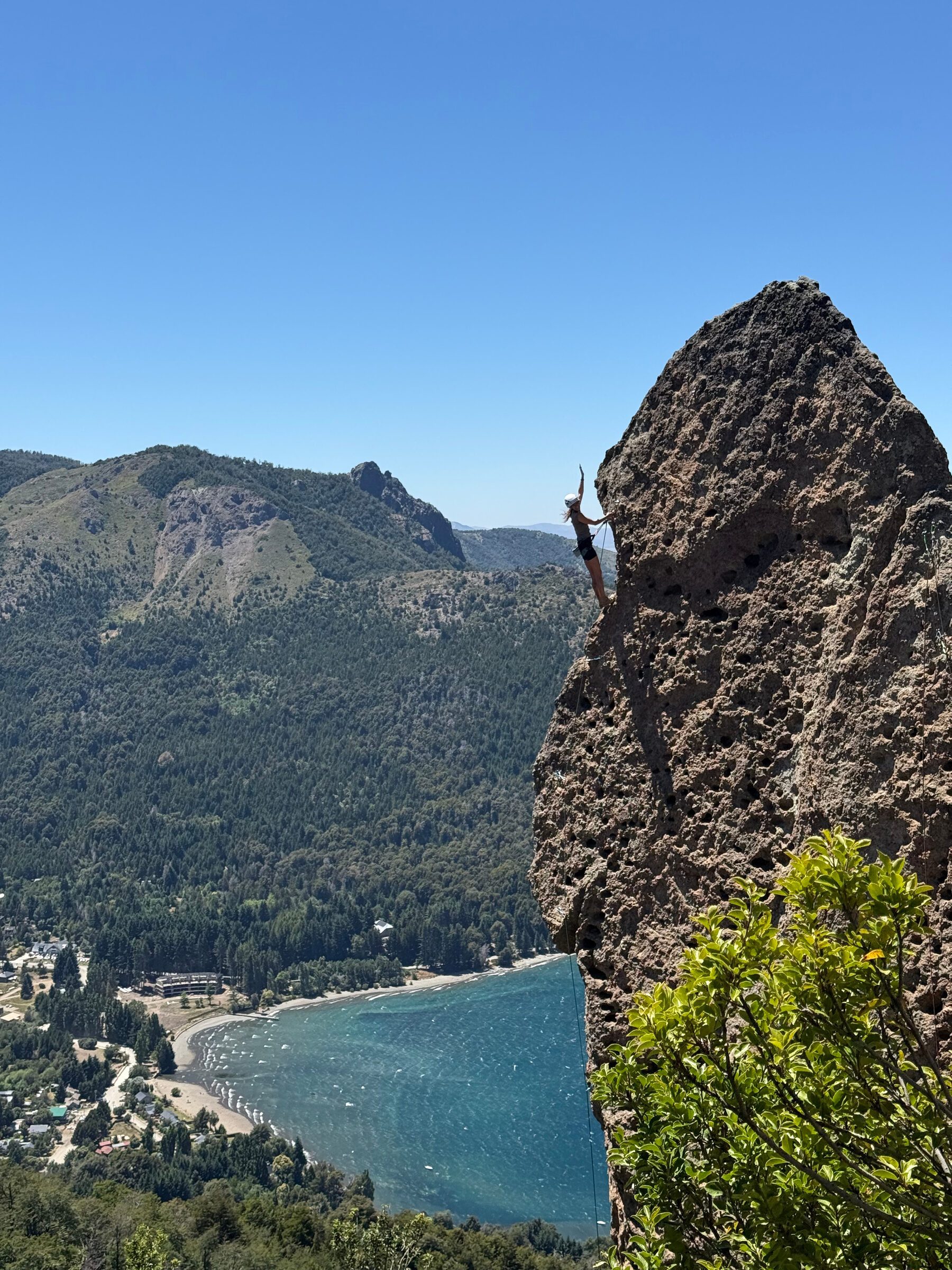 Pared de roca sobre el lago en Bariloche