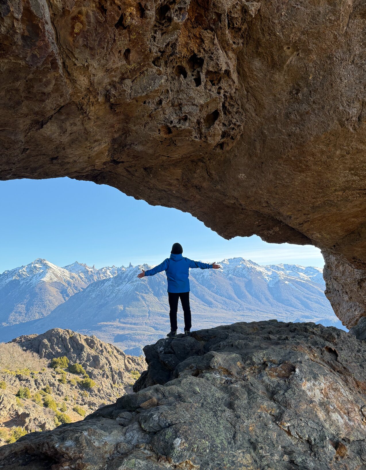 Vista de la cordillera nevada desde una cueva de roca en Bariloche